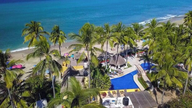 A resort with a pool, beach, and palm trees. - Villa Robalo A - Villas del Palmar (Sayulita)