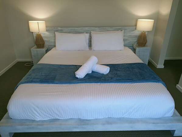 4 makuuhuonetta, silitysrauta/-lauta, ilmainen Wi-Fi, vuodevaatteet