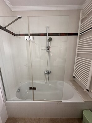 Badekar, hårtørrer, håndklæder, Toiletpapir