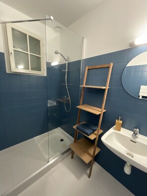 Dusche, Haartrockner, Handtücher, Seife