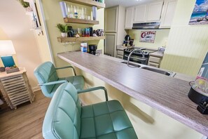 Fridge, microwave, oven, stovetop - Sugar Beach 169 by ALBVR - Beach Vibes studio, the perfect space for a getaway to the beach (Orange Beach)