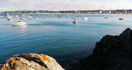 Nice sea view for this quiet apartment 10 minutes walk from the beach.