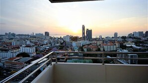 A cityscape at sunset with high-rise buildings and a clear sky. - 20th Floor 2-bed Condo With Stunning Views (Pattaya)