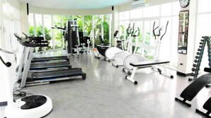 A gym with treadmills, elliptical machines, and weight equipment. - 1 bed Condo With Direct Pool Access - Sleeps 2 (Pattaya)