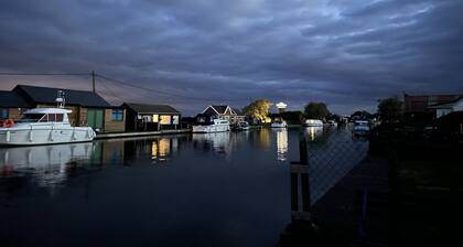 Harvest Hideaway - private Hot Tub, spacious, pet friendly & 3 parking spaces!