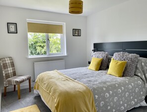 3 bedrooms, desk, iron/ironing board, free WiFi