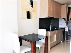 สตูดิโอ | ครัวส่วนตัว | ตู้เย็น, เตาประกอบอาหาร, กาต้มน้ำไฟฟ้า, เตาปิ้งขนมปัง