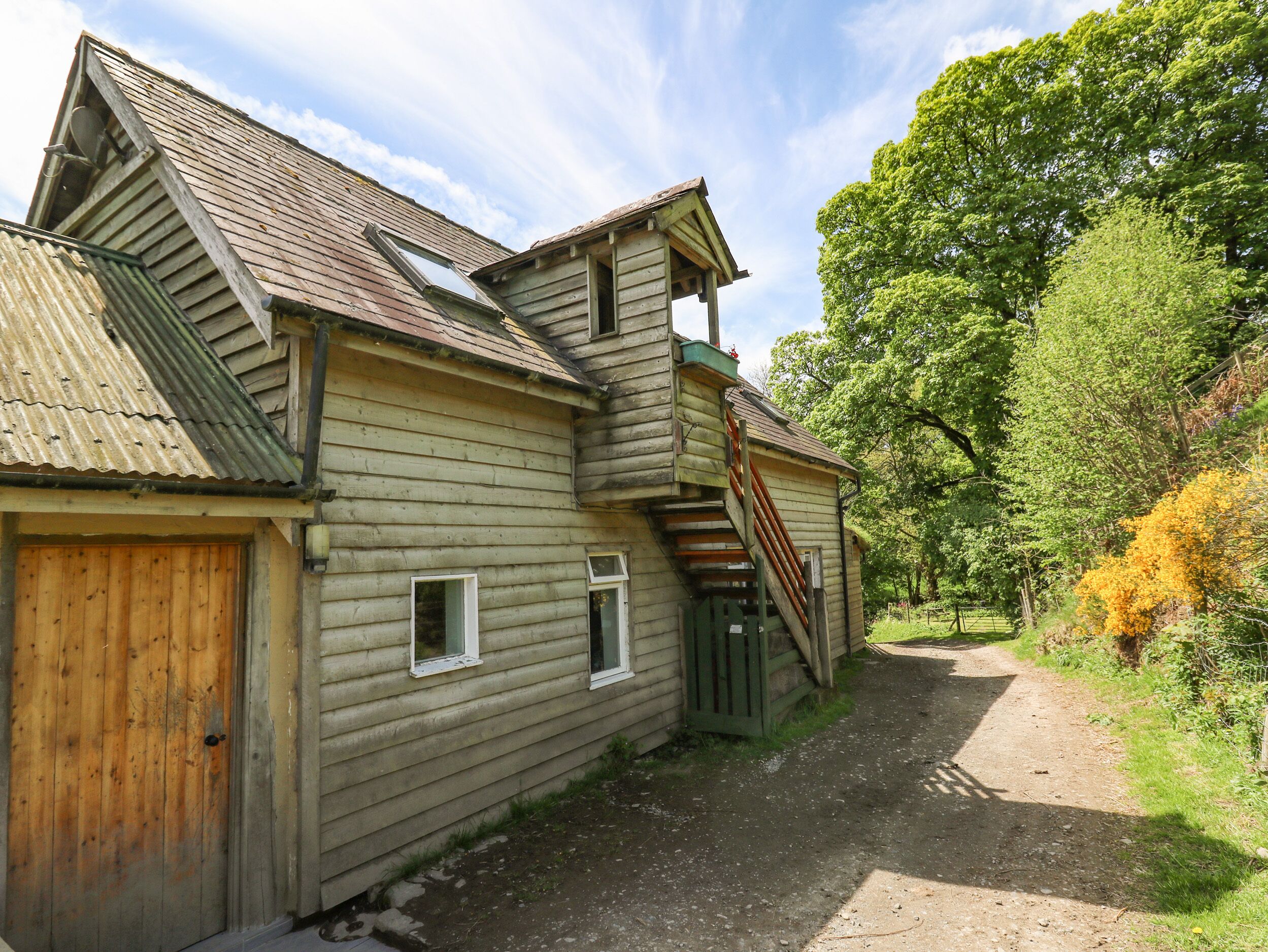 THE LOFT, pet friendly, with a garden in Knighton