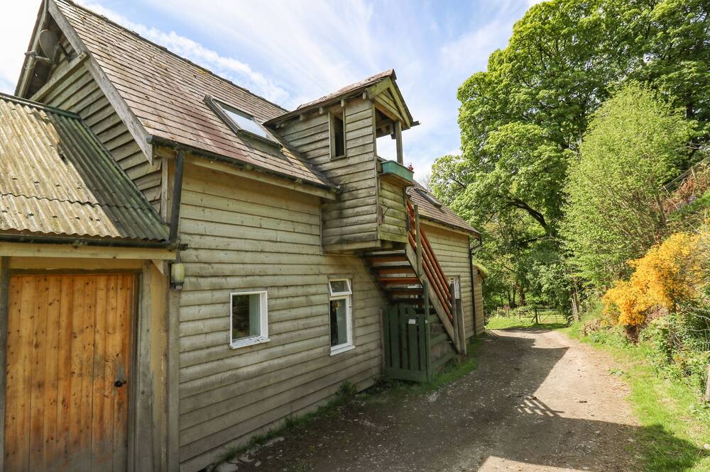 THE LOFT, pet friendly, with a garden in Knighton