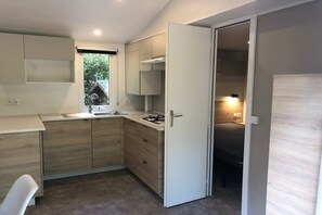 Réfrigérateur, micro-ondes, plaque de cuisson, cafetière/bouilloire