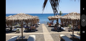 Plage, chaises longues, serviettes de plage