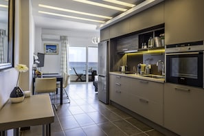Fridge, oven, stovetop, dishwasher