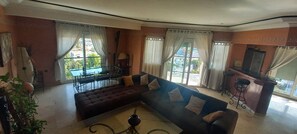 Télévision, lecteur de DVD, chaîne hi-fi