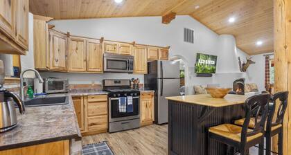 "Nearly Perfect" Cozy Upper Valley Cabin, Near Riding Trails, Fire Pit