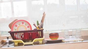 Business Apartment | Private kitchen | Fridge, microwave, blender, cookware/dishes/utensils