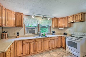 Fridge, microwave, stovetop, coffee/tea maker - Bonfires & BBQs! Creekside Retreat in Marshall (Marshall)