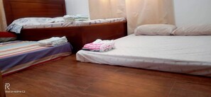 1 bedroom, WiFi, bed sheets - COZY CONDO TYPE APARTMENT SUPER CLOSE TO SURFING AREA - 2 MINS WALK TO THE BEACH (Ilocos Region)