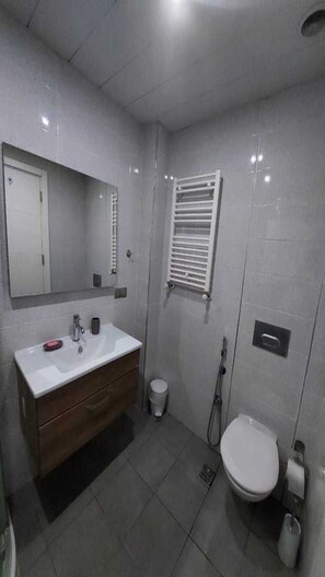 Duschwanne, Handtücher, Seife, Toilettenpapier