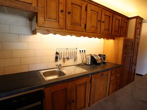 Kylskåp, mikrovågsugn och diskmaskin