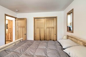 2 bedrooms, iron/ironing board, Internet, bed sheets