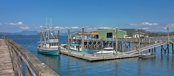 Oceanfront Craig Apt: Grill, Fishing On-Site!
