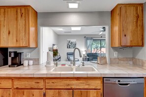 Fridge, microwave, oven, stovetop - Sedona Happy Trails Indoor Sunroom & Large Yard With Outdoor Dining & Firepit+Hot Tub+Pets OK! (Sedona)