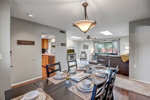 Dining - Sedona Happy Trails Indoor Sunroom & Large Yard With Outdoor Dining & Firepit+Hot Tub+Pets OK! (Sedona)