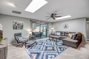 Smart TV - Sedona Happy Trails Indoor Sunroom & Large Yard With Outdoor Dining & Firepit+Hot Tub+Pets OK! (Sedona)