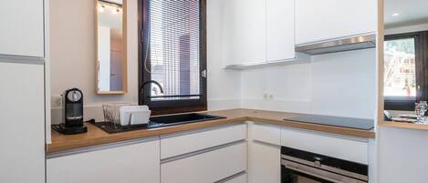 Jääkaappi, uuni, astianpesukone, kahvin-/teenkeitin