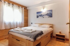 Bügeleisen/Bügelbrett, Reisekinderbett, kostenloses WLAN, Bettwäsche