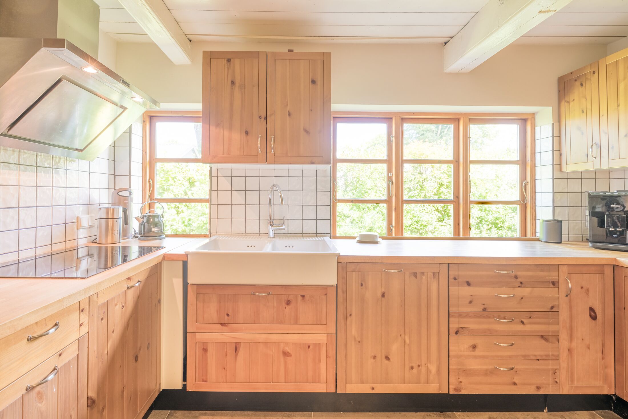 Ofen, Herdplatte, Geschirrspüler, Wasserkocher mit Kaffee-/Teezubehör