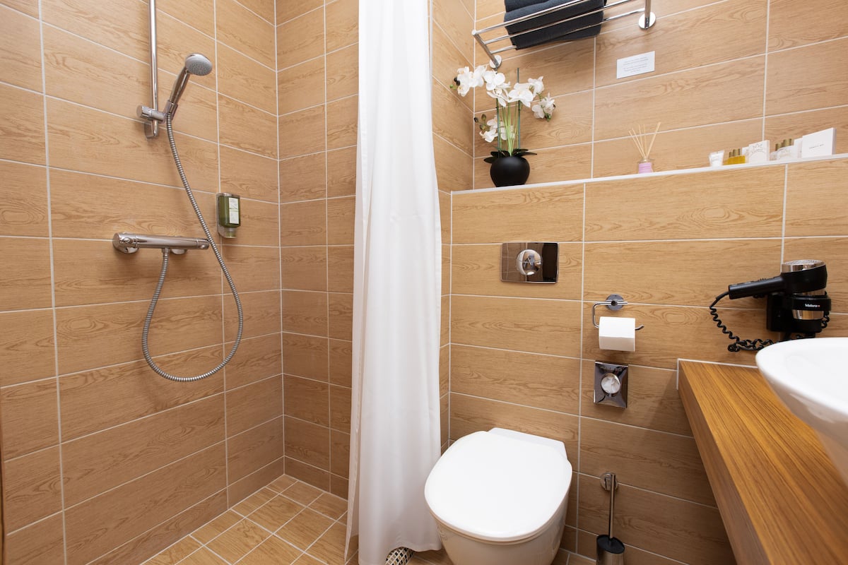 Een douche, een haardroger, handdoeken, zeep