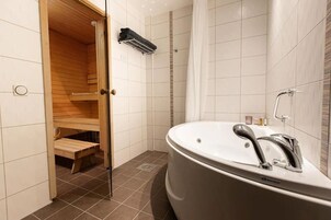Suite, sauna | Bagno | Asciugacapelli, asciugamani, sapone, shampoo