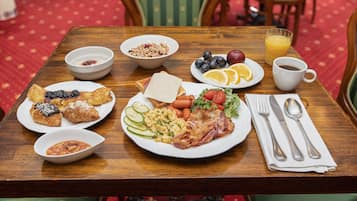 Bữa sáng buffet hàng ngày với phụ phí nhỏ