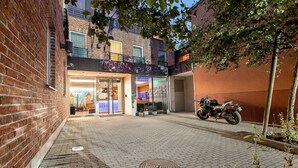 Un edificio de ladrillo con un escaparate que dice "BERN" y una motocicleta estacionada afuera.