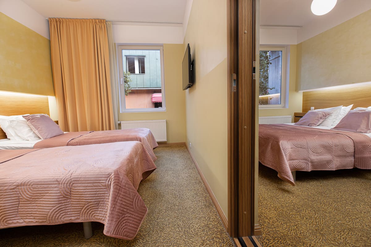 Een bureau, gratis wifi, beddengoed
