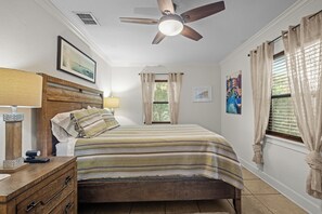 2 bedrooms, desk, iron/ironing board, free WiFi - LOCATION! COZY COMFORT 2 BLOCKS FROM PARK AVE W POOL, HOT TUB AND GRILL STATION! (Winter Park)