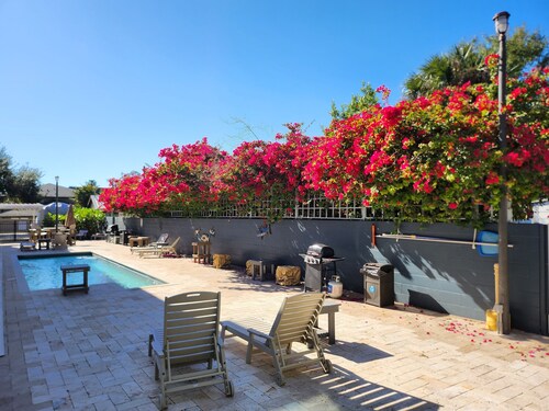 LOCATION! COZY COMFORT 2 BLOCKS FROM PARK AVE W POOL, HOT TUB AND GRILL STATION!