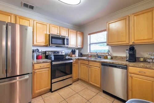 LOCATION! COZY COMFORT 2 BLOCKS FROM PARK AVE W POOL, HOT TUB AND GRILL STATION!