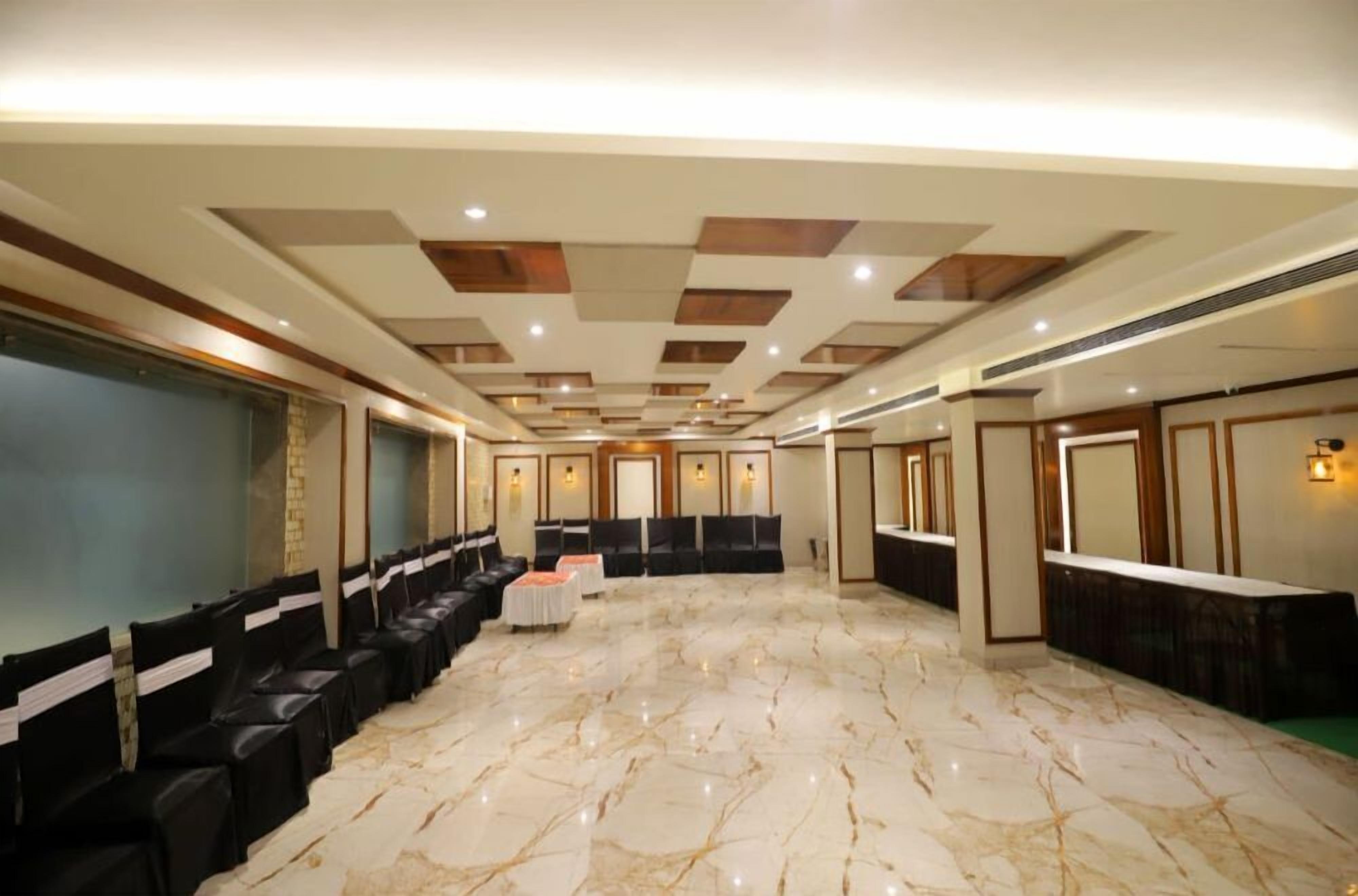 32-inch LCD TV with cable channels, TV