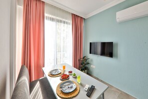 82-inch Smart TV with satellite channels, TV - Joyy Suit & Apart (Kas)