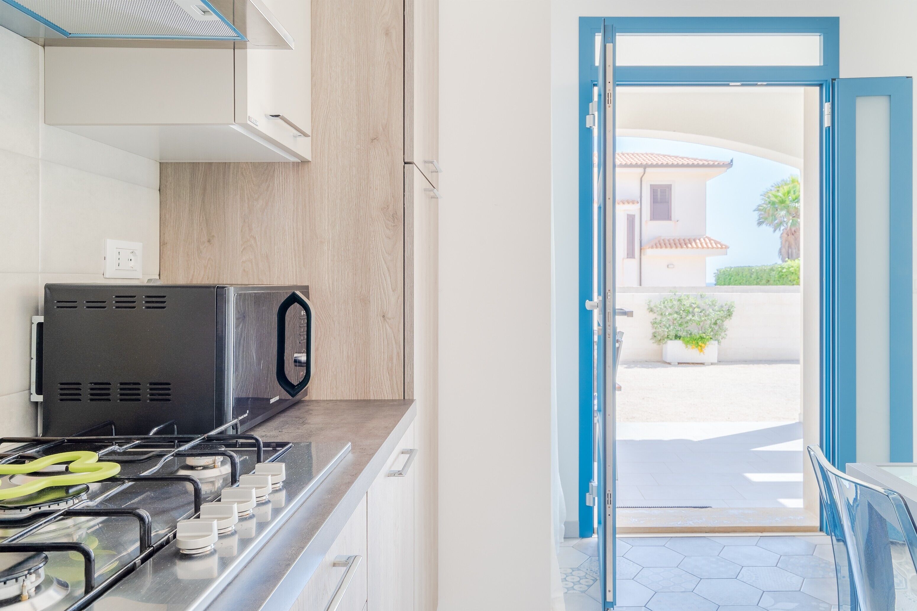 Réfrigérateur, micro-ondes, plaque de cuisson, cafetière/bouilloire