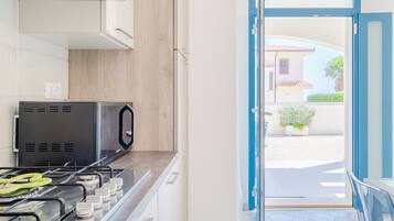 Réfrigérateur, micro-ondes, plaque de cuisson, cafetière/bouilloire