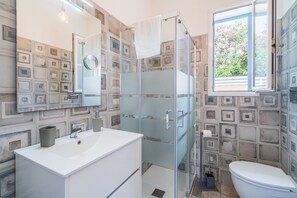 Shower, hair dryer, towels - Holiday Home "MisMar 2" with Sea View, Garden & Wi-Fi (Noto)