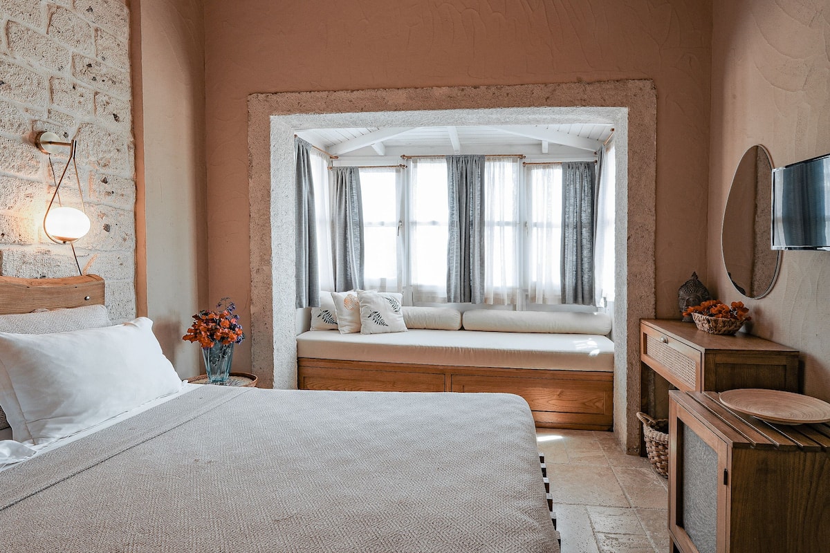 Deluxe Double Room | In-room safe, iron/ironing board