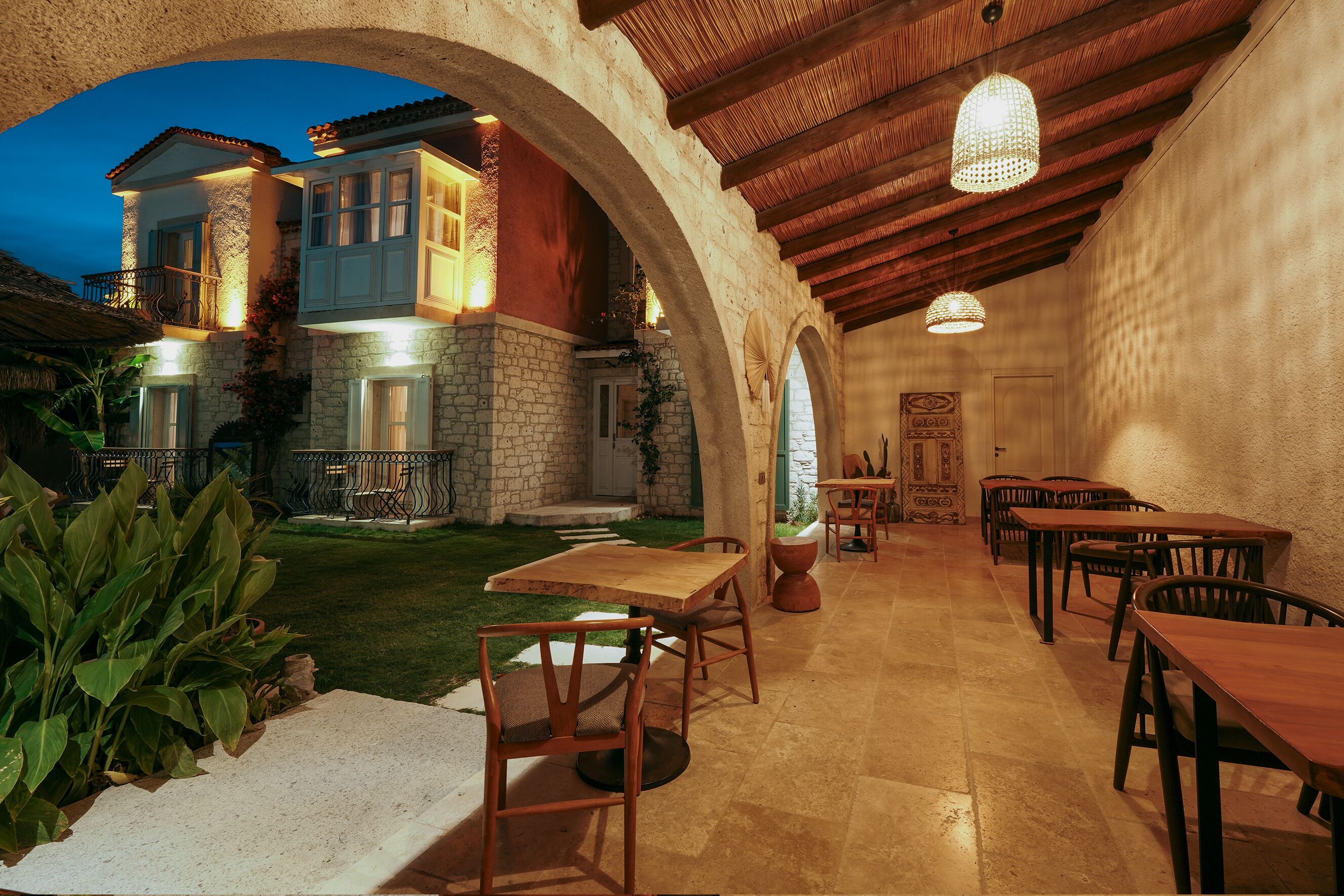 فطور من الأطباق المحلية مجانًا يوميًا