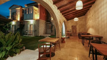 فطور من الأطباق المحلية مجانًا يوميًا