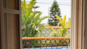 A balcony with a pool, surrounded by greenery and a stone wall. - Lika Alacati (Cesme)