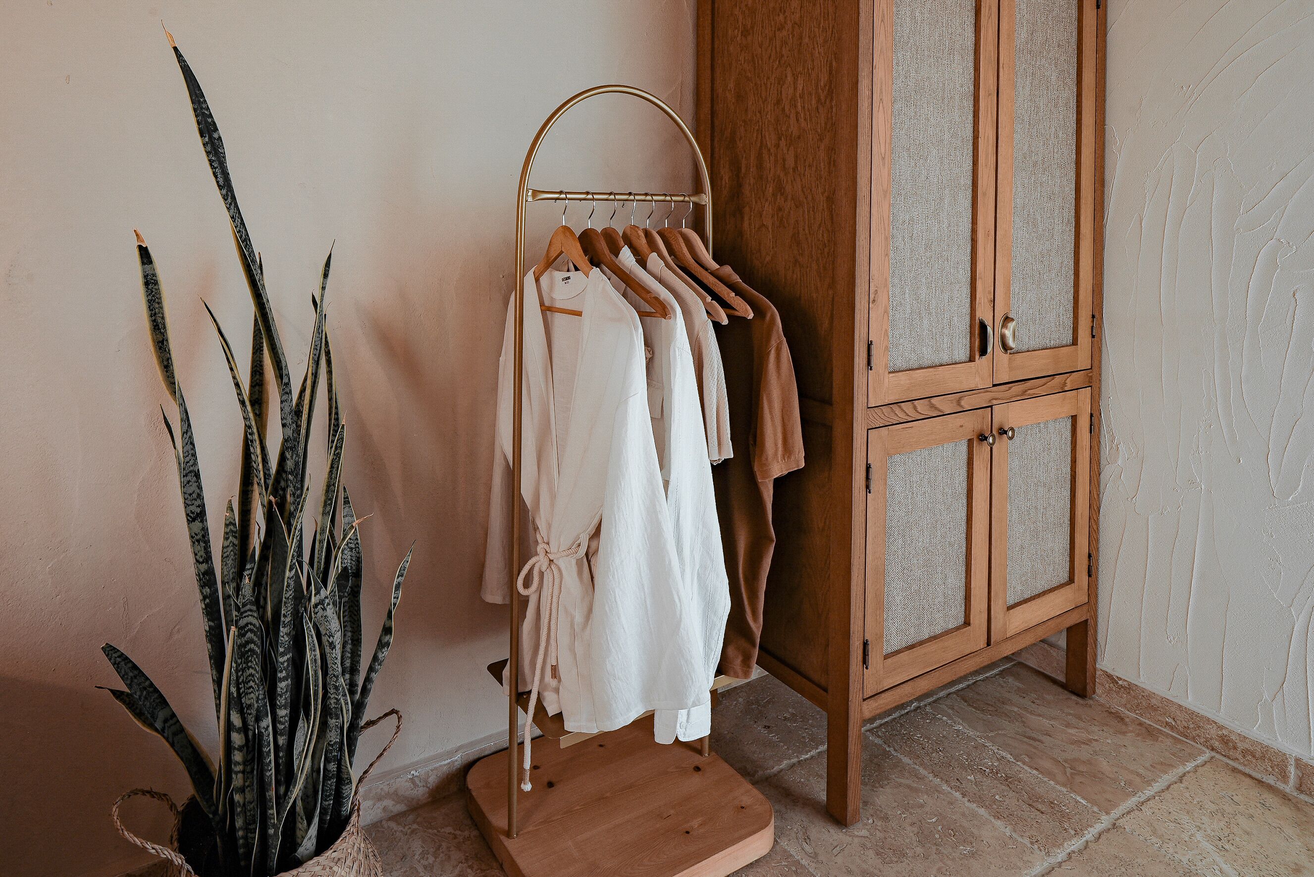 غرفة عادية ثلاثية | خزنة داخل الغرفة ومكواة/لوح كي