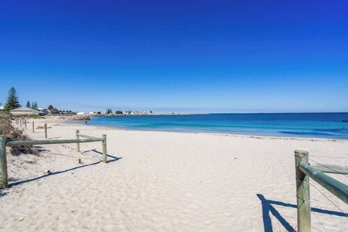 Located in the trendy West end of Fremantle, this stylish Airbnb is perfect for beach lovers and urban explorers alike.